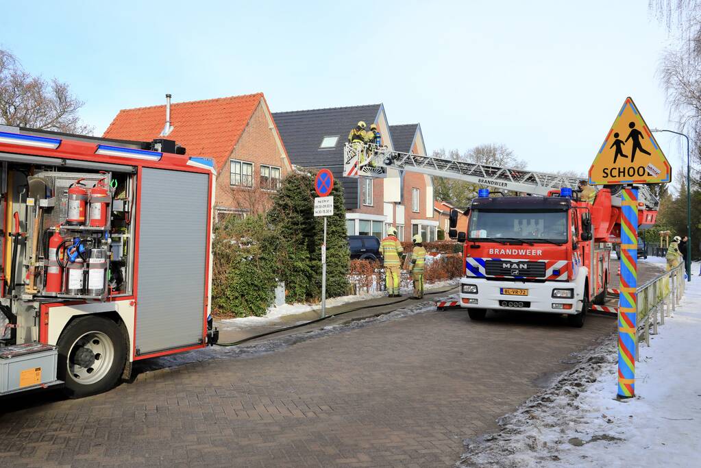 Doorgaande weg afgesloten door schoorsteenbrand