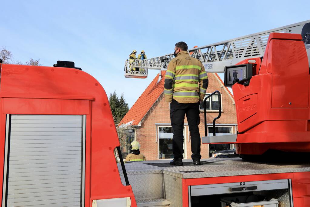 Doorgaande weg afgesloten door schoorsteenbrand
