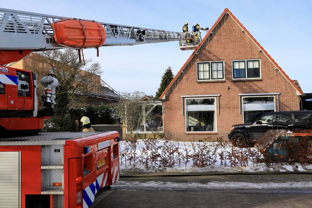 Doorgaande weg afgesloten door schoorsteenbrand