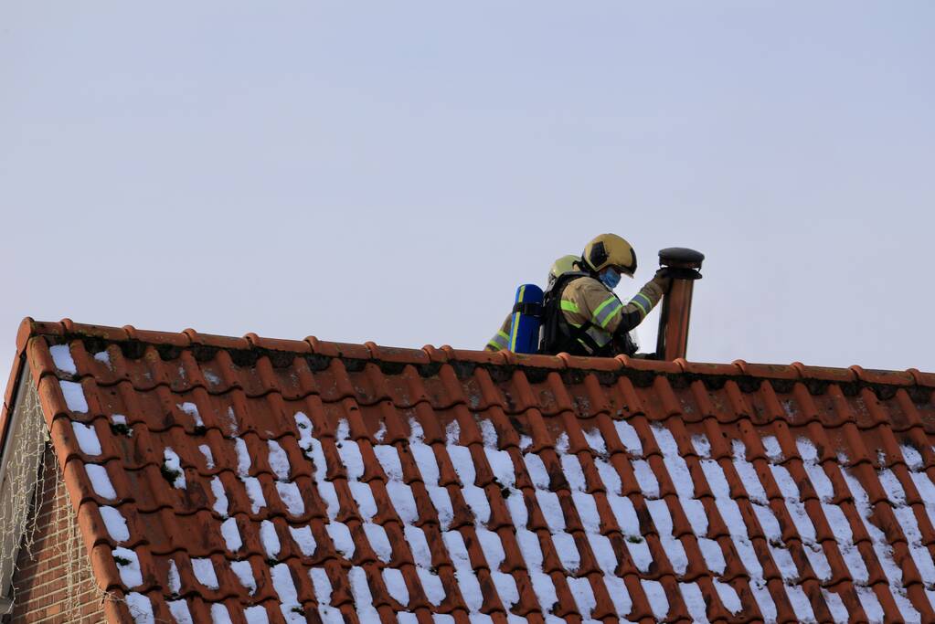 Doorgaande weg afgesloten door schoorsteenbrand