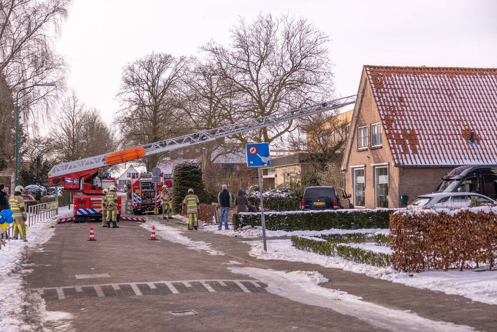 Doorgaande weg afgesloten door schoorsteenbrand