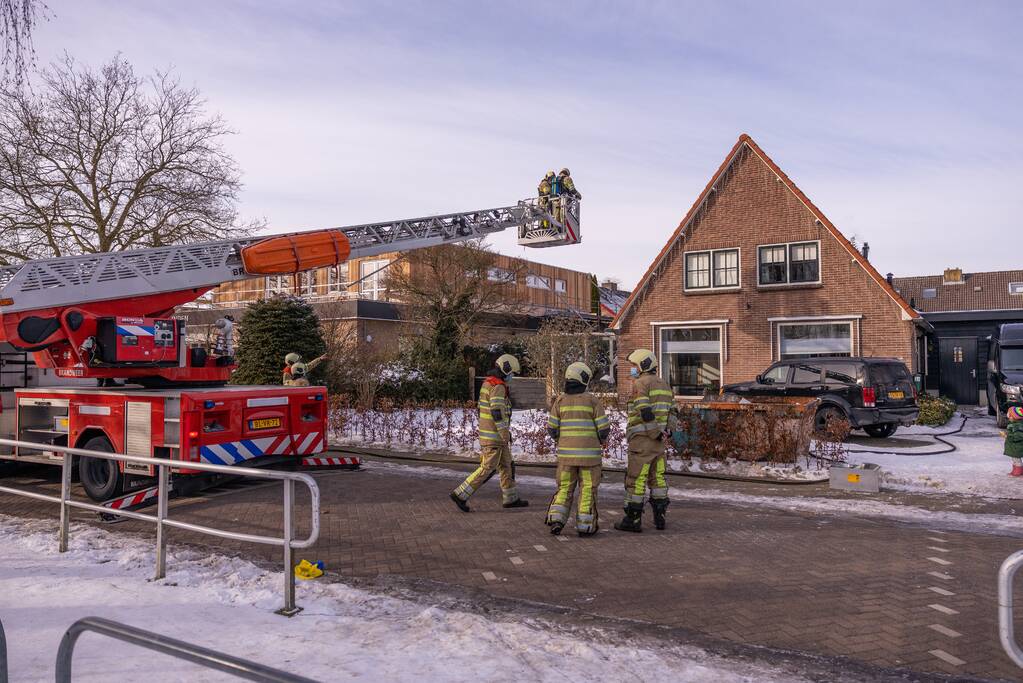 Doorgaande weg afgesloten door schoorsteenbrand