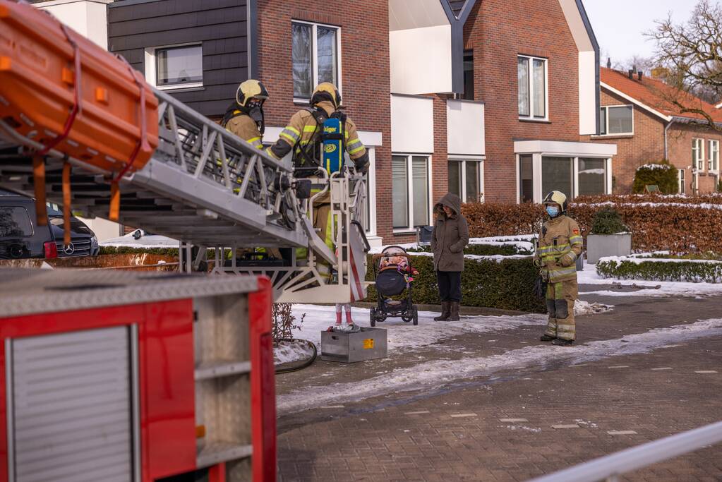 Doorgaande weg afgesloten door schoorsteenbrand