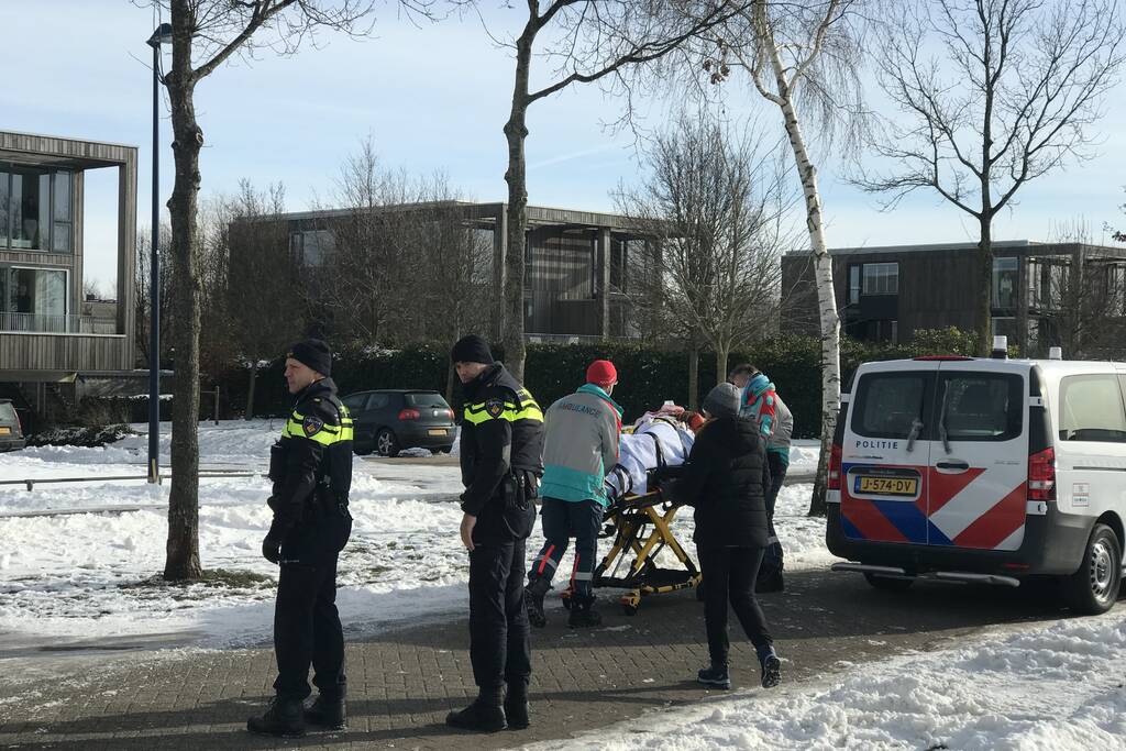 Brandweer haalt gewonde schaatser van ijs