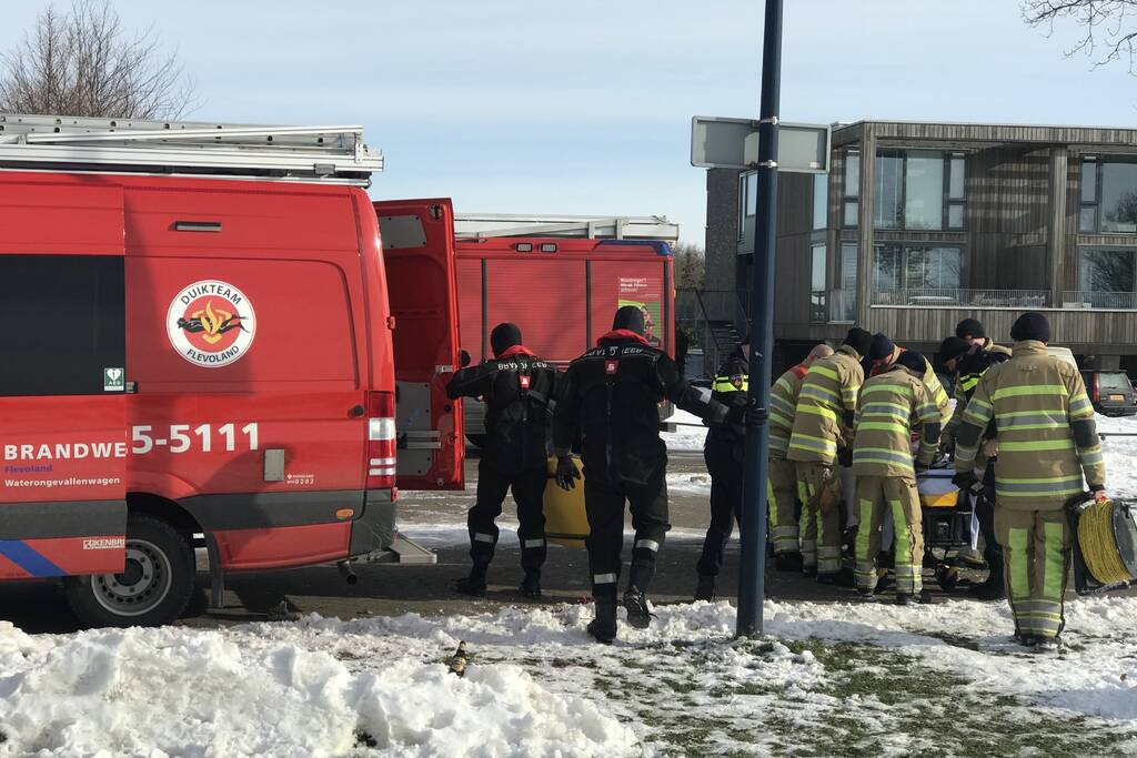 Brandweer haalt gewonde schaatser van ijs