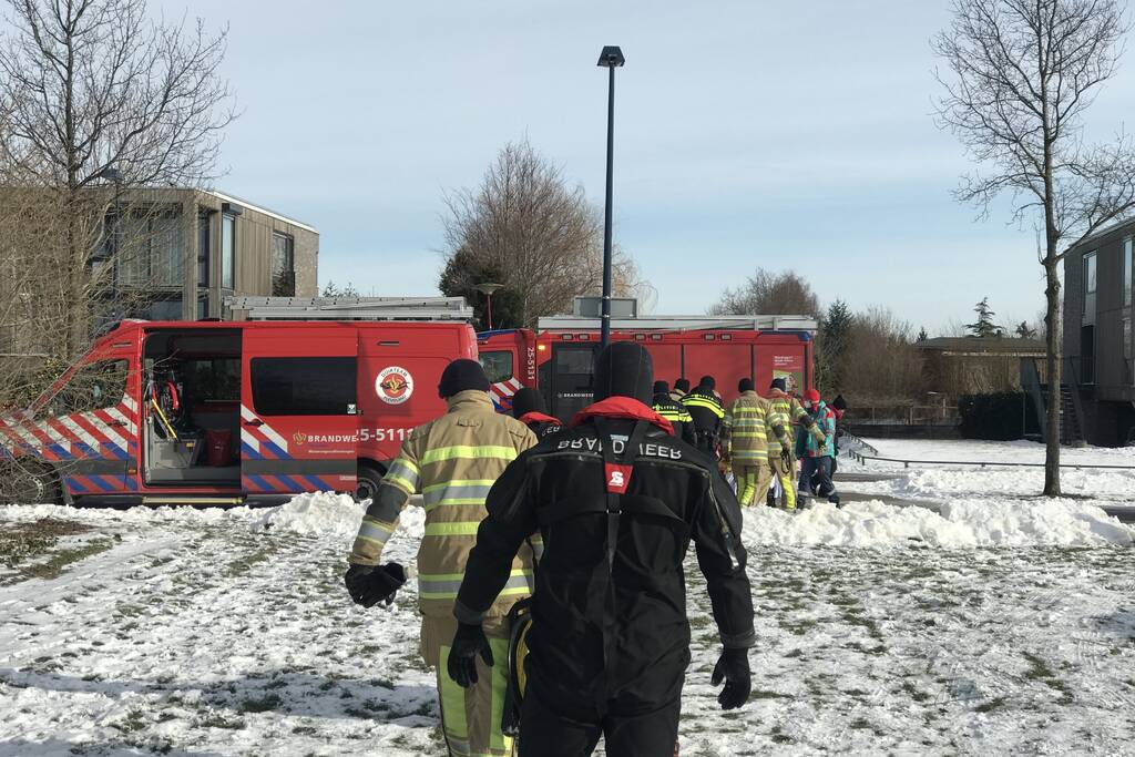 Brandweer haalt gewonde schaatser van ijs