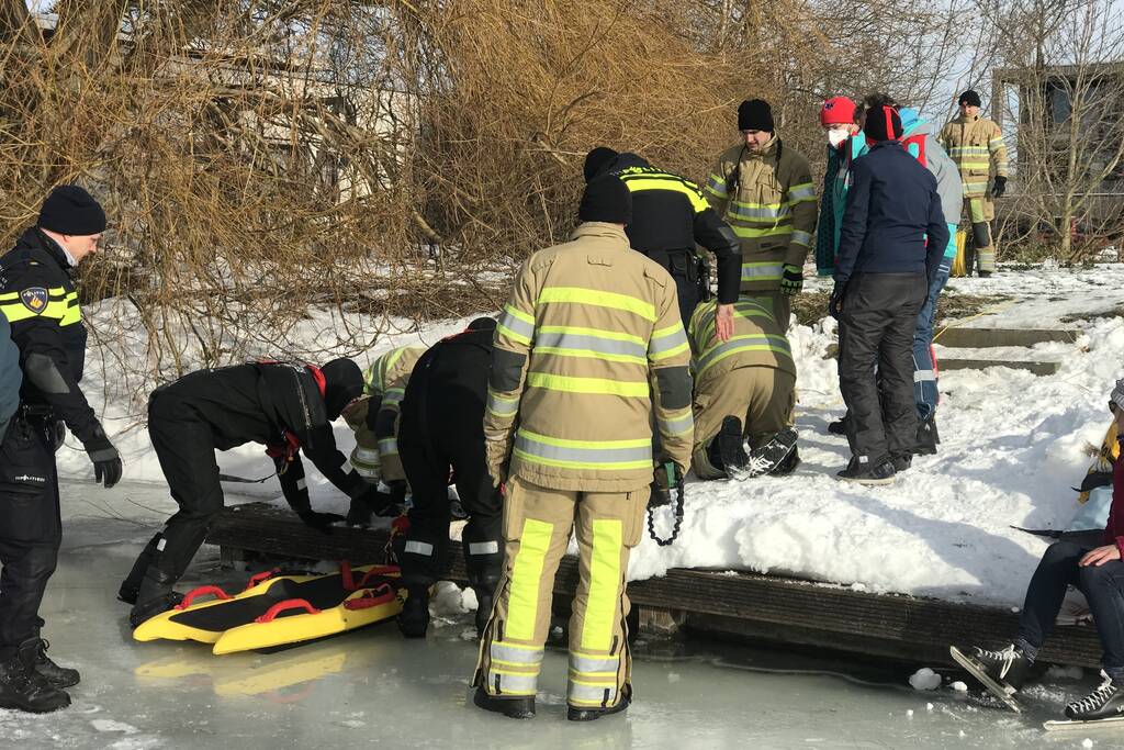 Brandweer haalt gewonde schaatser van ijs
