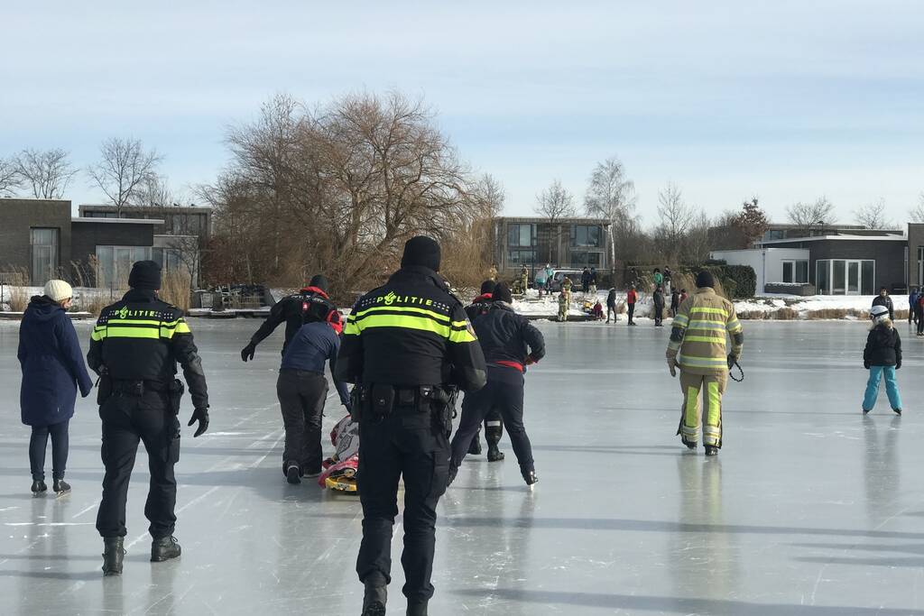Brandweer haalt gewonde schaatser van ijs