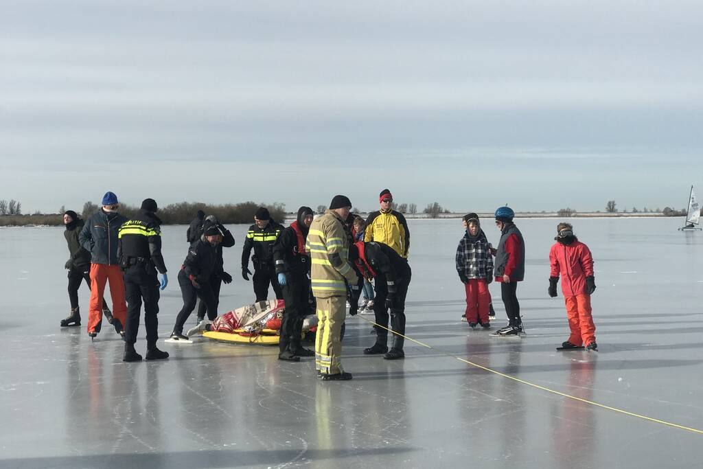 Brandweer haalt gewonde schaatser van ijs