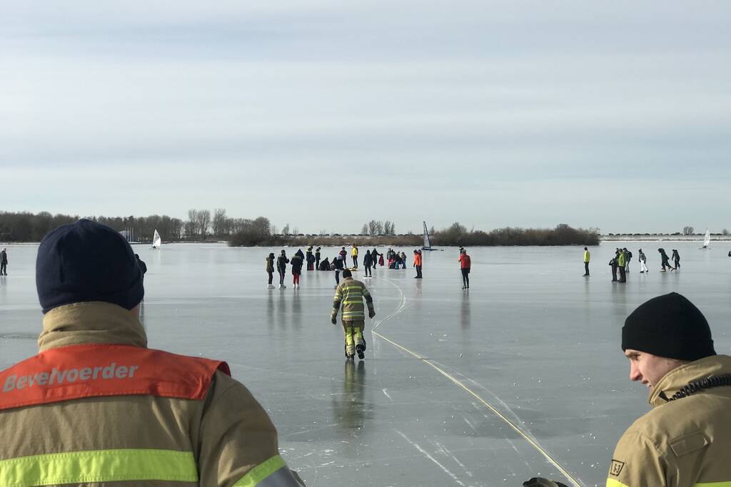 Brandweer haalt gewonde schaatser van ijs