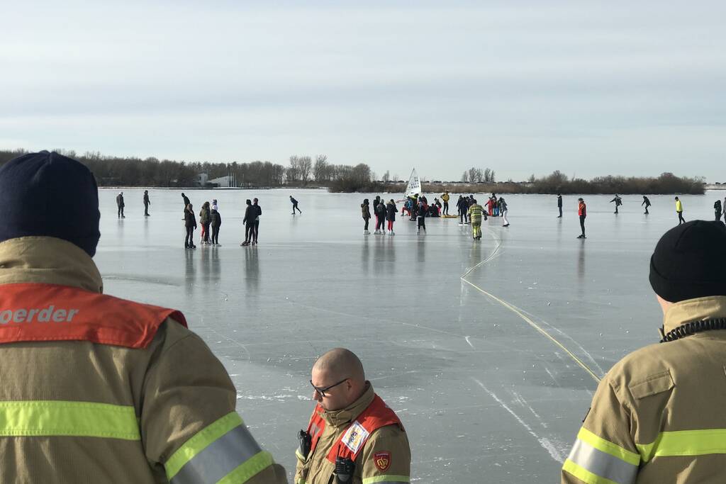 Brandweer haalt gewonde schaatser van ijs