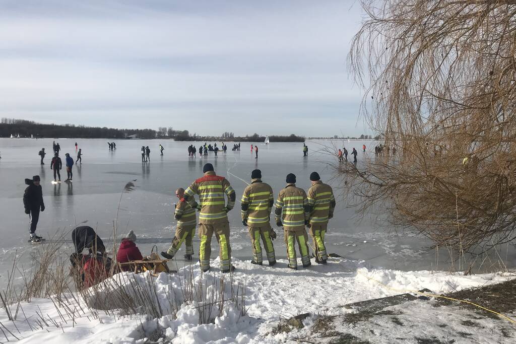 Brandweer haalt gewonde schaatser van ijs
