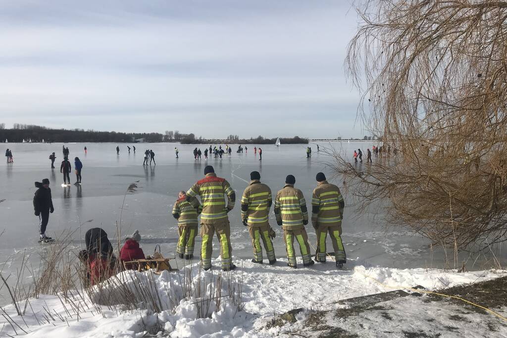 Brandweer haalt gewonde schaatser van ijs