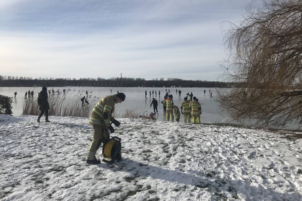 Brandweer haalt gewonde schaatser van ijs