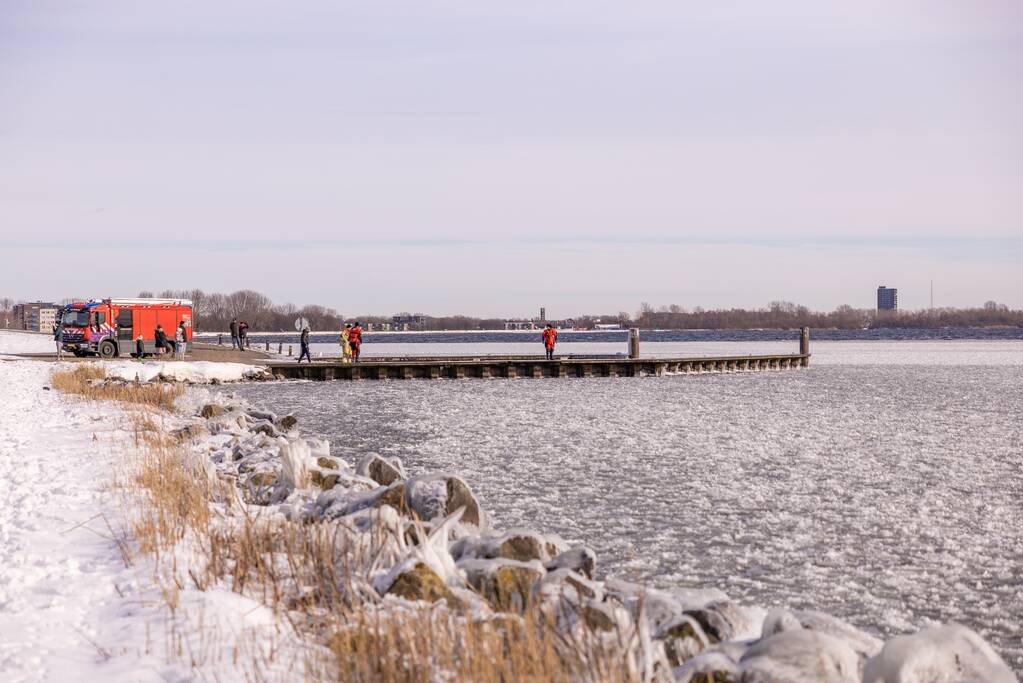 Twee vastzittende zwanen met drone bevrijdt