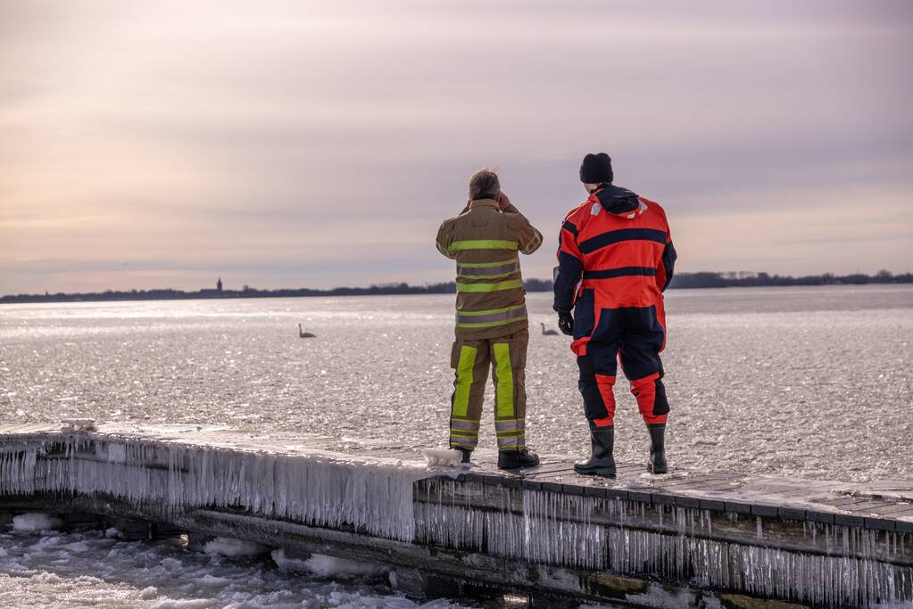 Twee vastzittende zwanen met drone bevrijdt