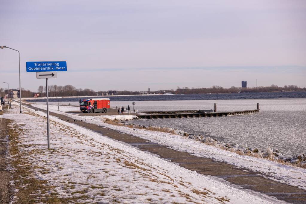 Twee vastzittende zwanen met drone bevrijdt