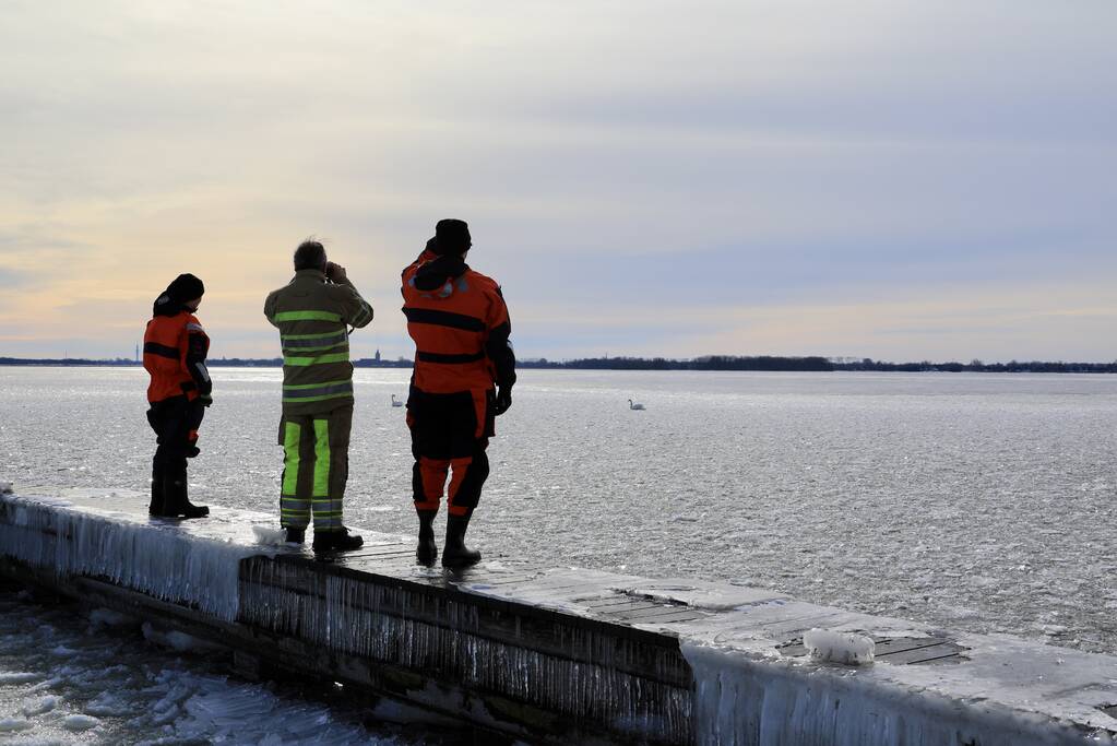 Twee vastzittende zwanen met drone bevrijdt