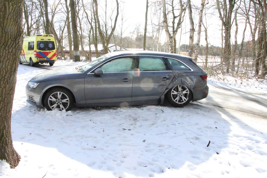 Personenauto raakt in slip en komt tot stilstand tegen boom