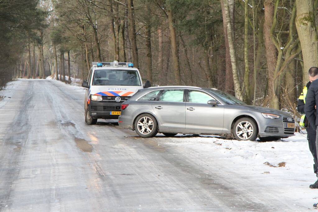 Personenauto raakt in slip en komt tot stilstand tegen boom