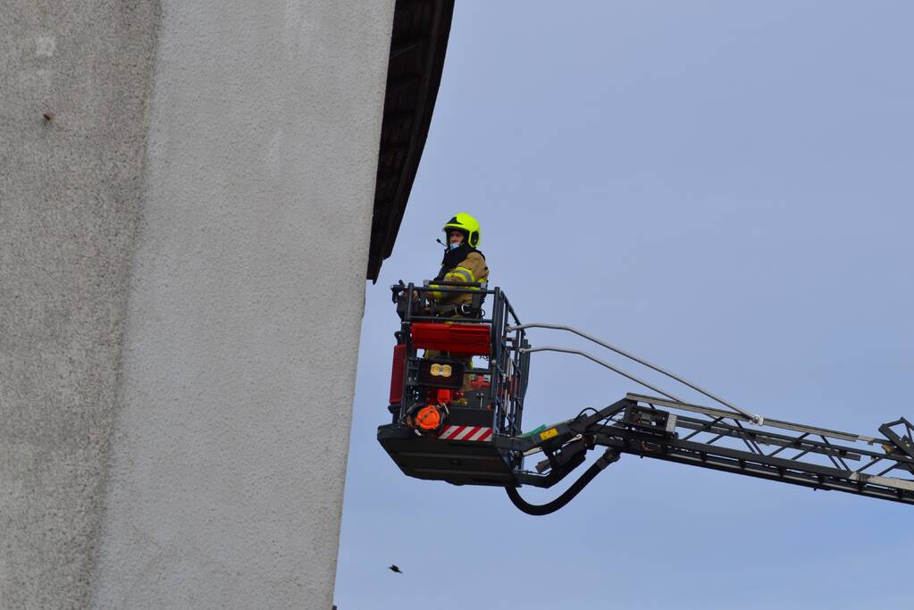 Brandweer doet onderzoek naar vermoedelijke schoorsteenbrand