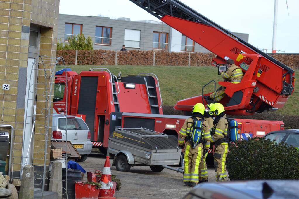 Brandweer doet onderzoek naar vermoedelijke schoorsteenbrand