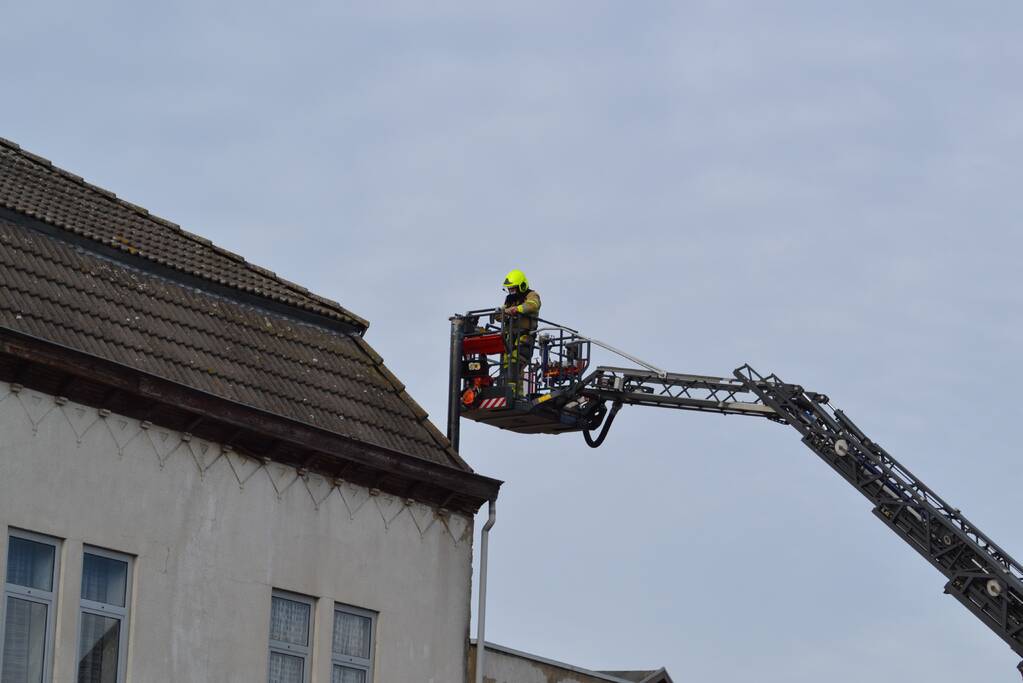 Brandweer doet onderzoek naar vermoedelijke schoorsteenbrand