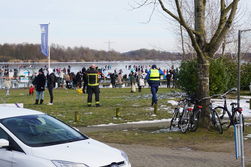 Brandweer zoekt naar mogelijk dier op het ijs