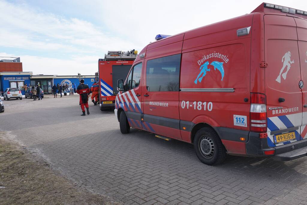 Brandweer zoekt naar mogelijk dier op het ijs