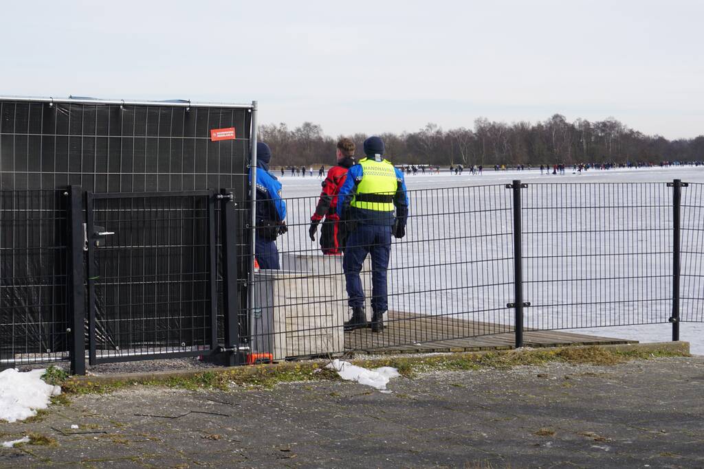Brandweer zoekt naar mogelijk dier op het ijs