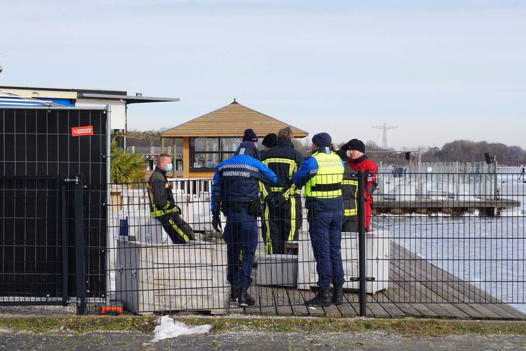 Brandweer zoekt naar mogelijk dier op het ijs