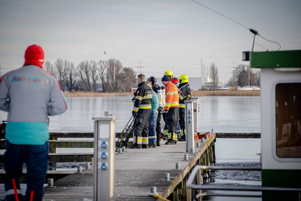 Schaatser zakt door het ijs en raakt gewond