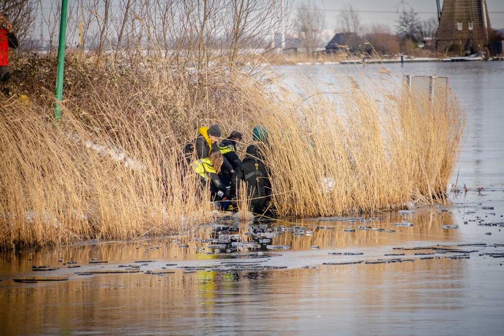 Schaatser zakt door het ijs en raakt gewond