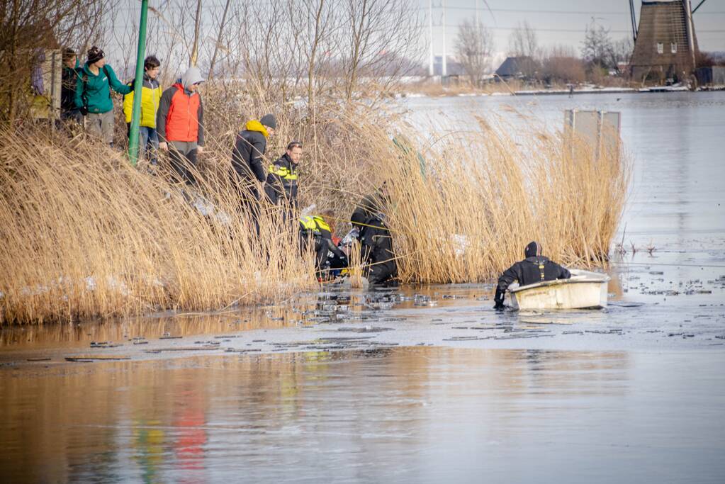 Schaatser zakt door het ijs en raakt gewond