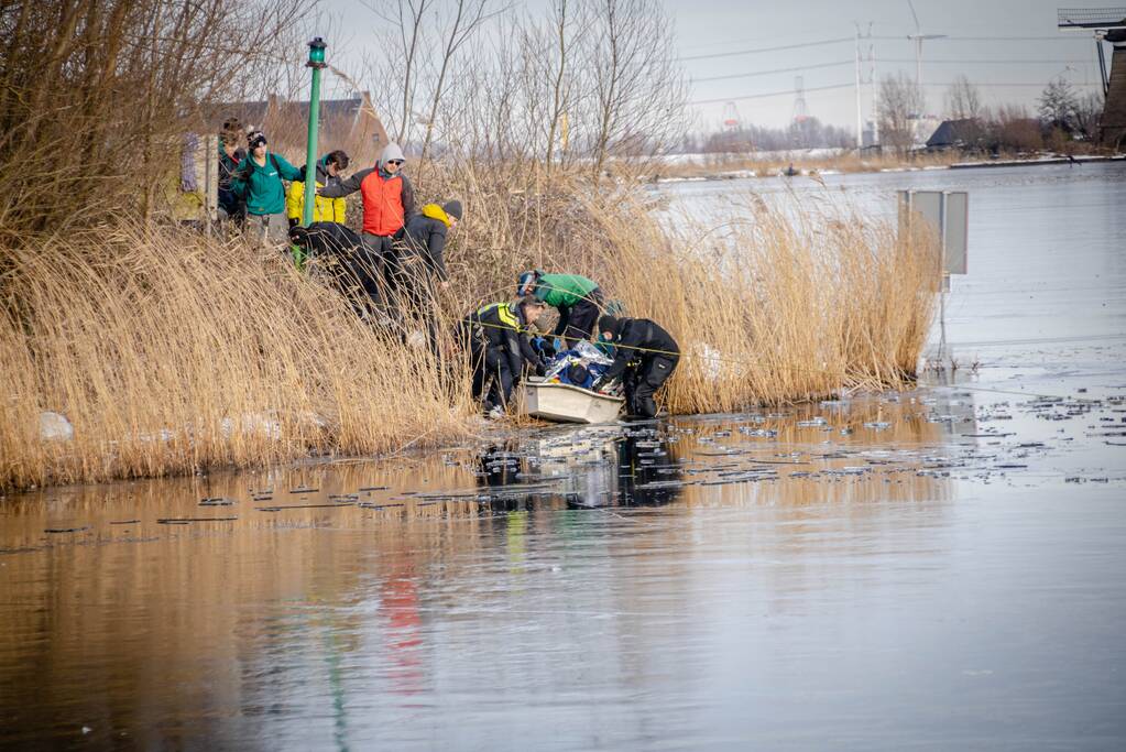 Schaatser zakt door het ijs en raakt gewond