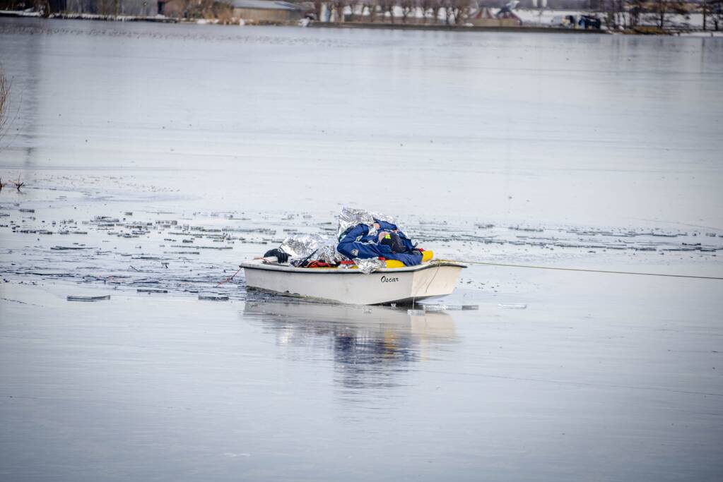 Schaatser zakt door het ijs en raakt gewond