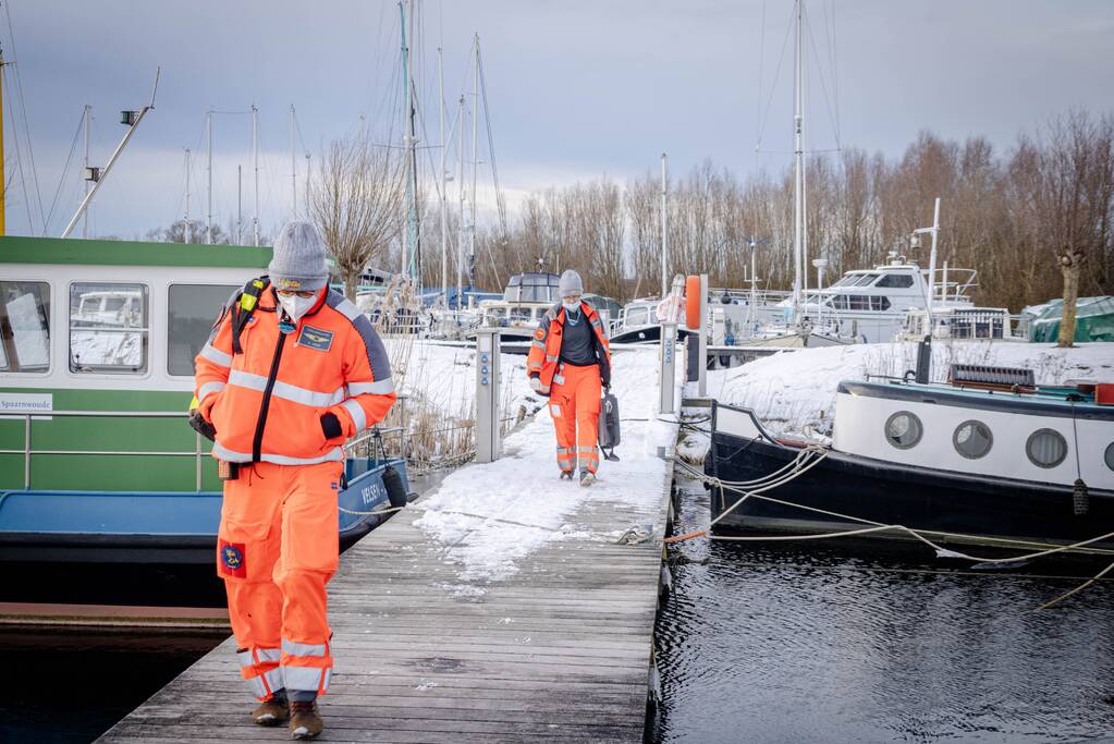 Schaatser zakt door het ijs en raakt gewond