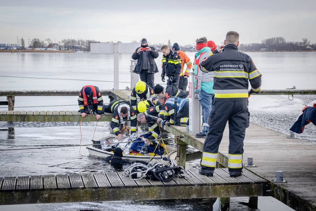 Schaatser zakt door het ijs en raakt gewond