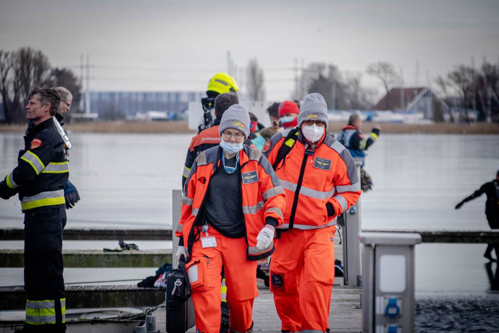 Schaatser zakt door het ijs en raakt gewond