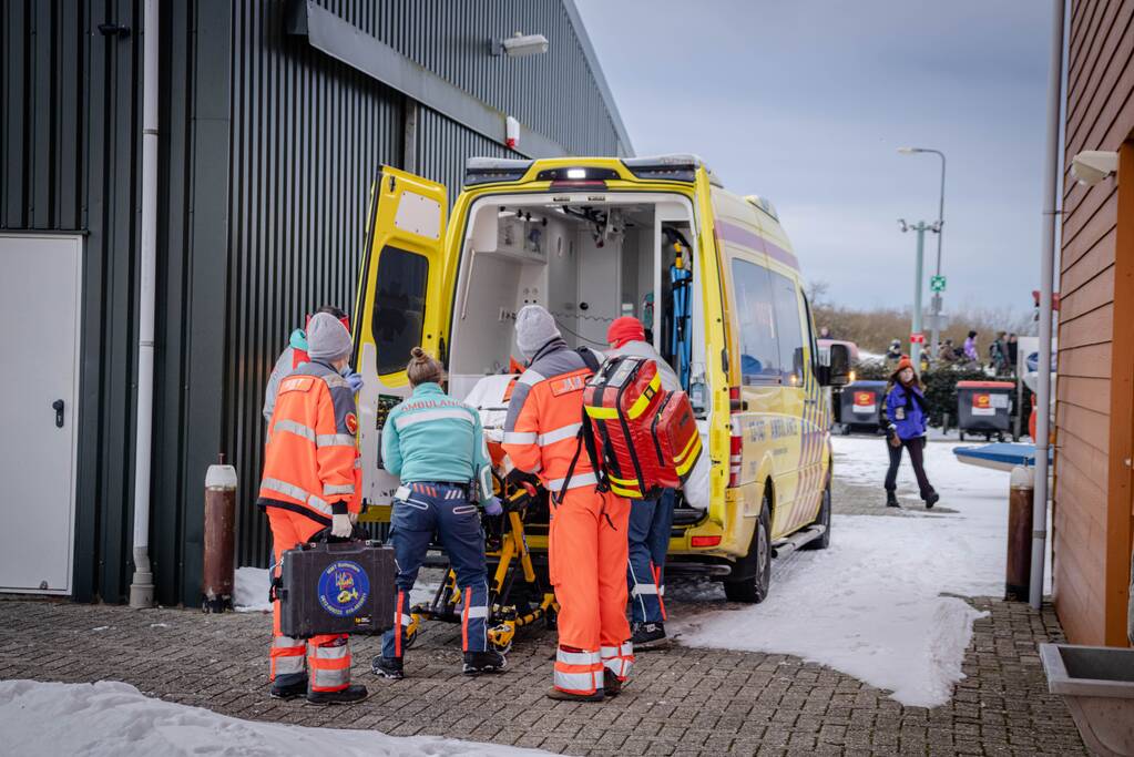 Schaatser zakt door het ijs en raakt gewond