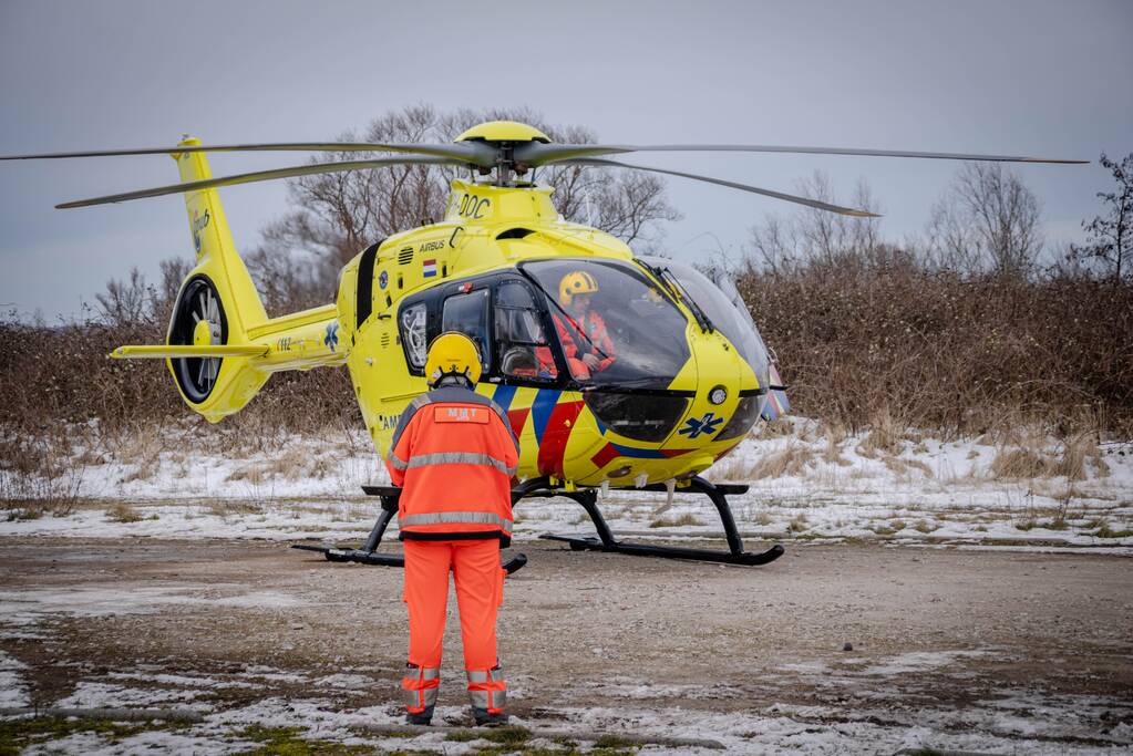 Schaatser zakt door het ijs en raakt gewond
