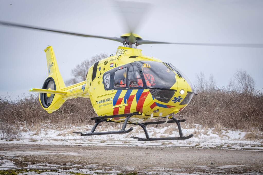 Schaatser zakt door het ijs en raakt gewond