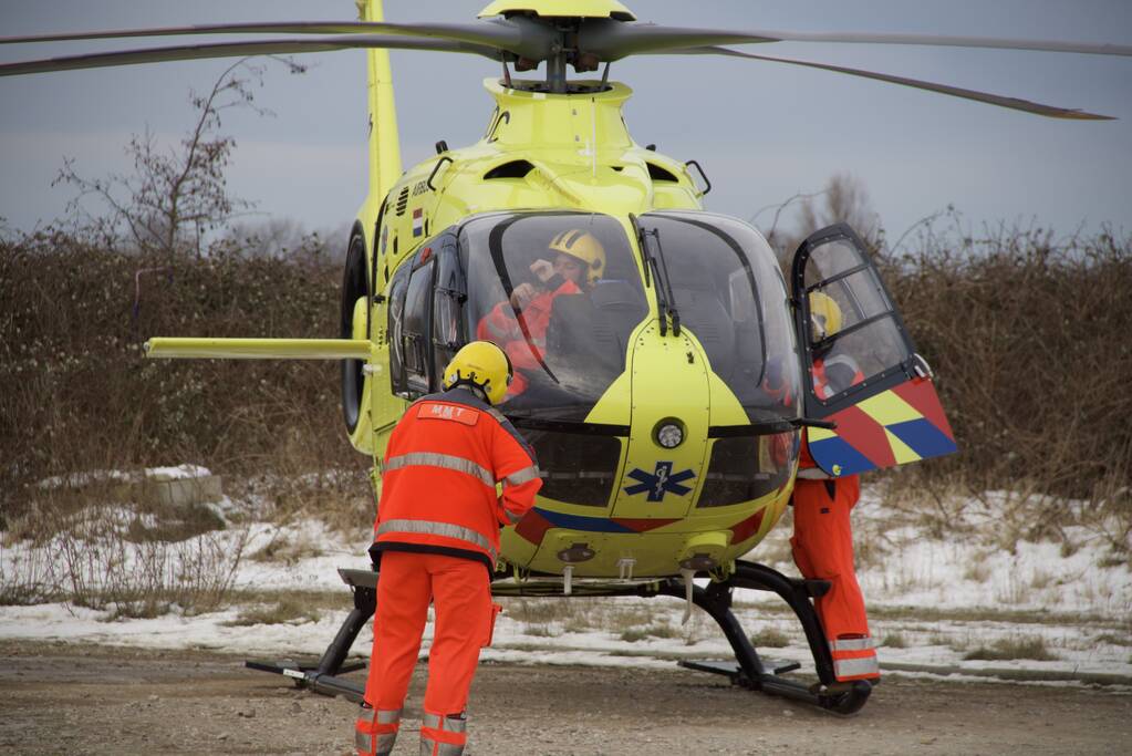 Schaatser zakt door het ijs en raakt gewond