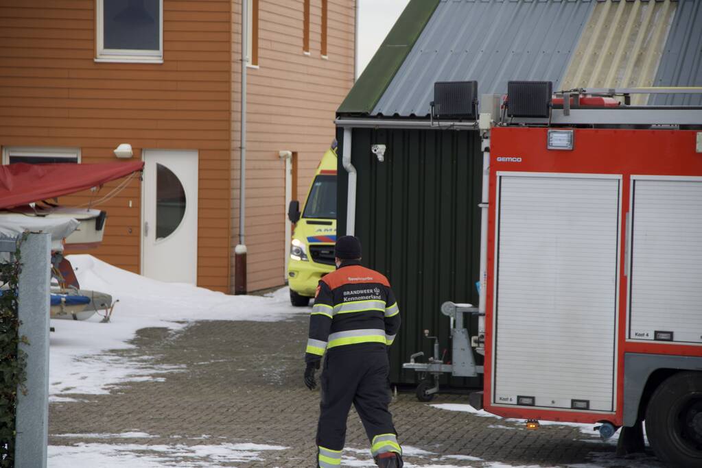 Schaatser zakt door het ijs en raakt gewond