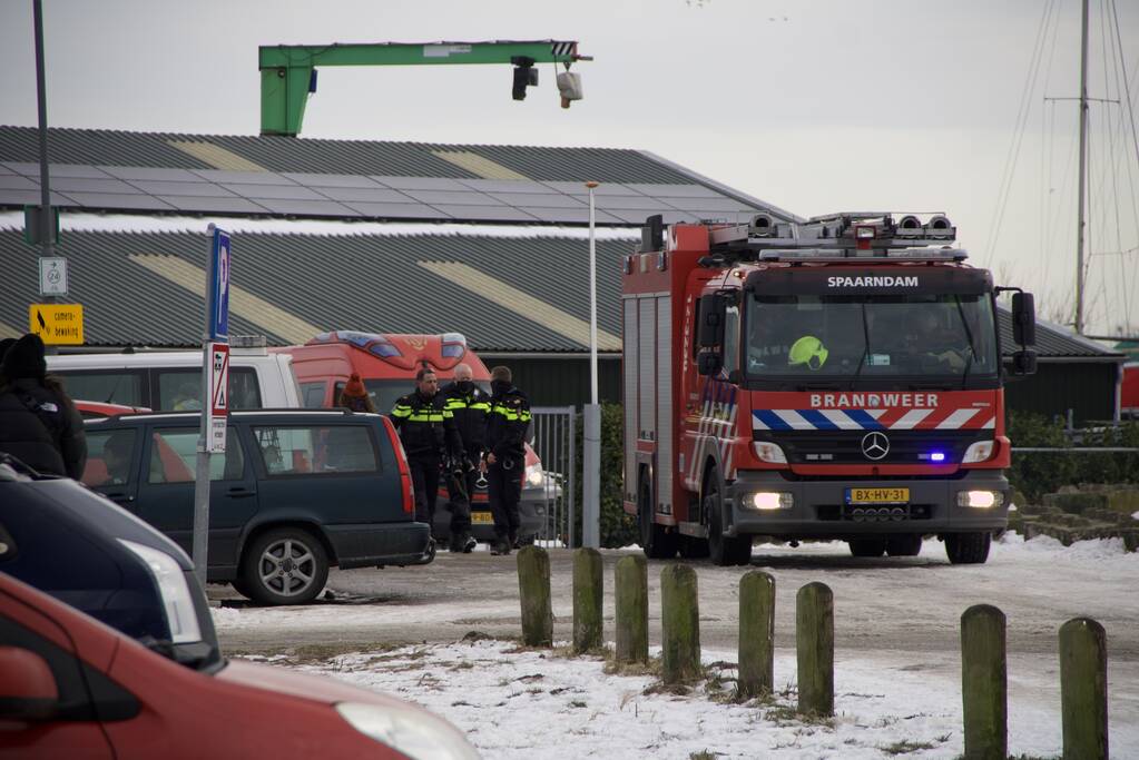 Schaatser zakt door het ijs en raakt gewond