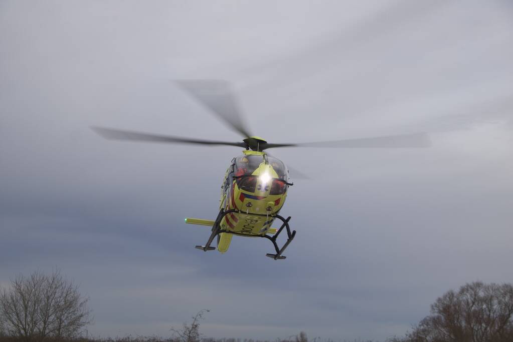 Schaatser zakt door het ijs en raakt gewond