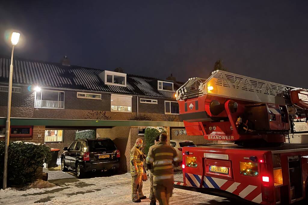 Rookwolken bij brand in schoorsteen