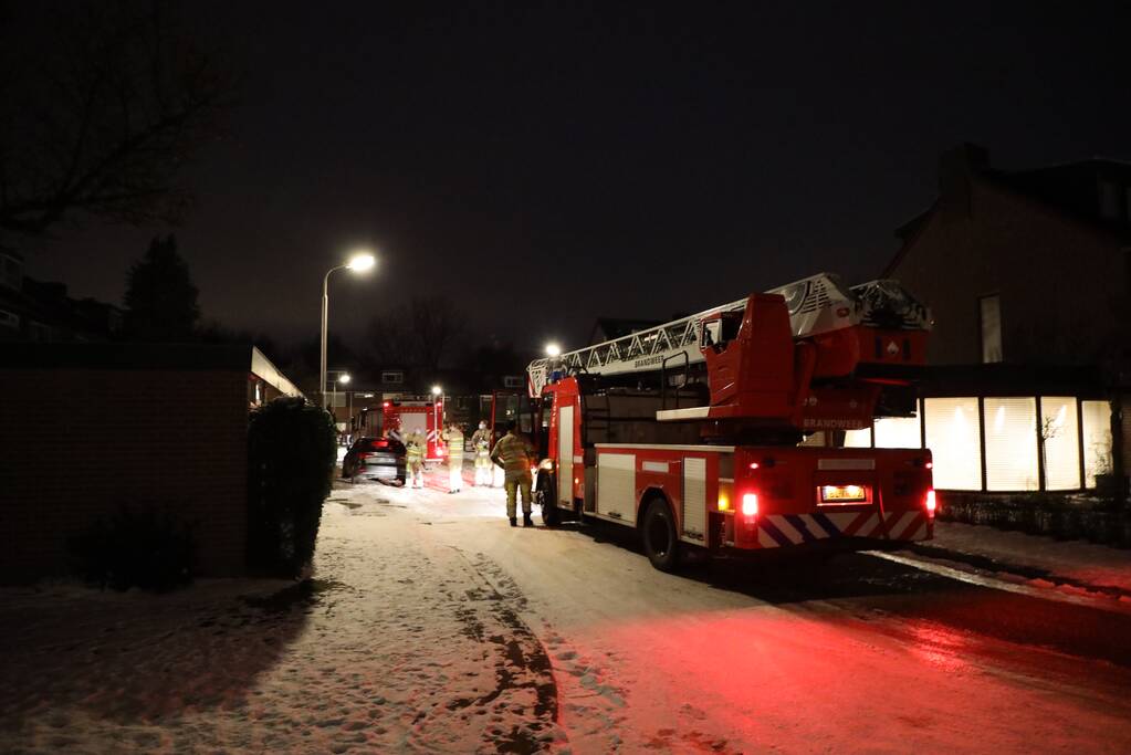 Rookwolken bij brand in schoorsteen