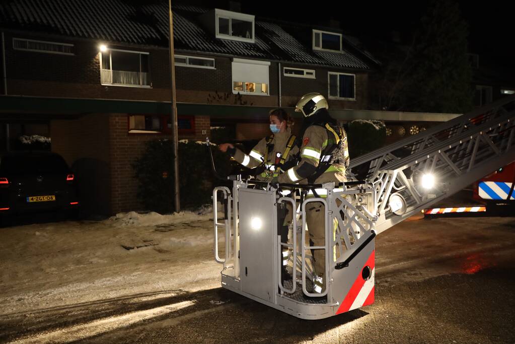 Rookwolken bij brand in schoorsteen