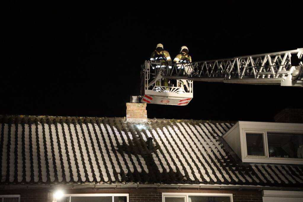 Rookwolken bij brand in schoorsteen